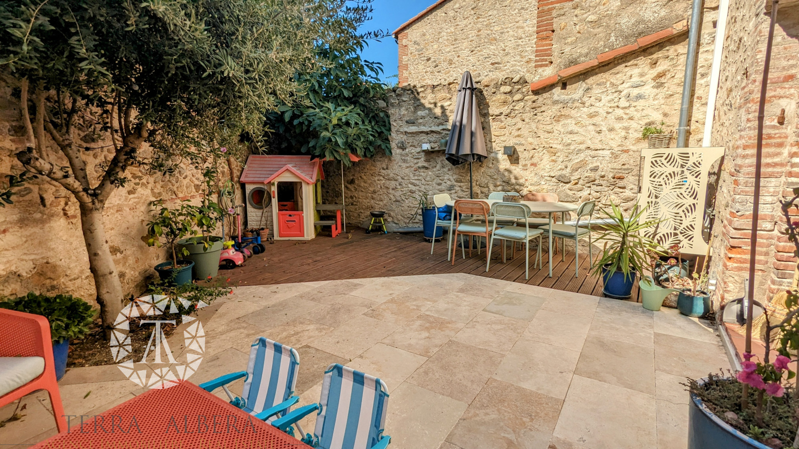 Vente BELLE MAISON DE VILLE EN PIERRE AU CENTRE DU VILLAGE DE SAINTANDRÉ