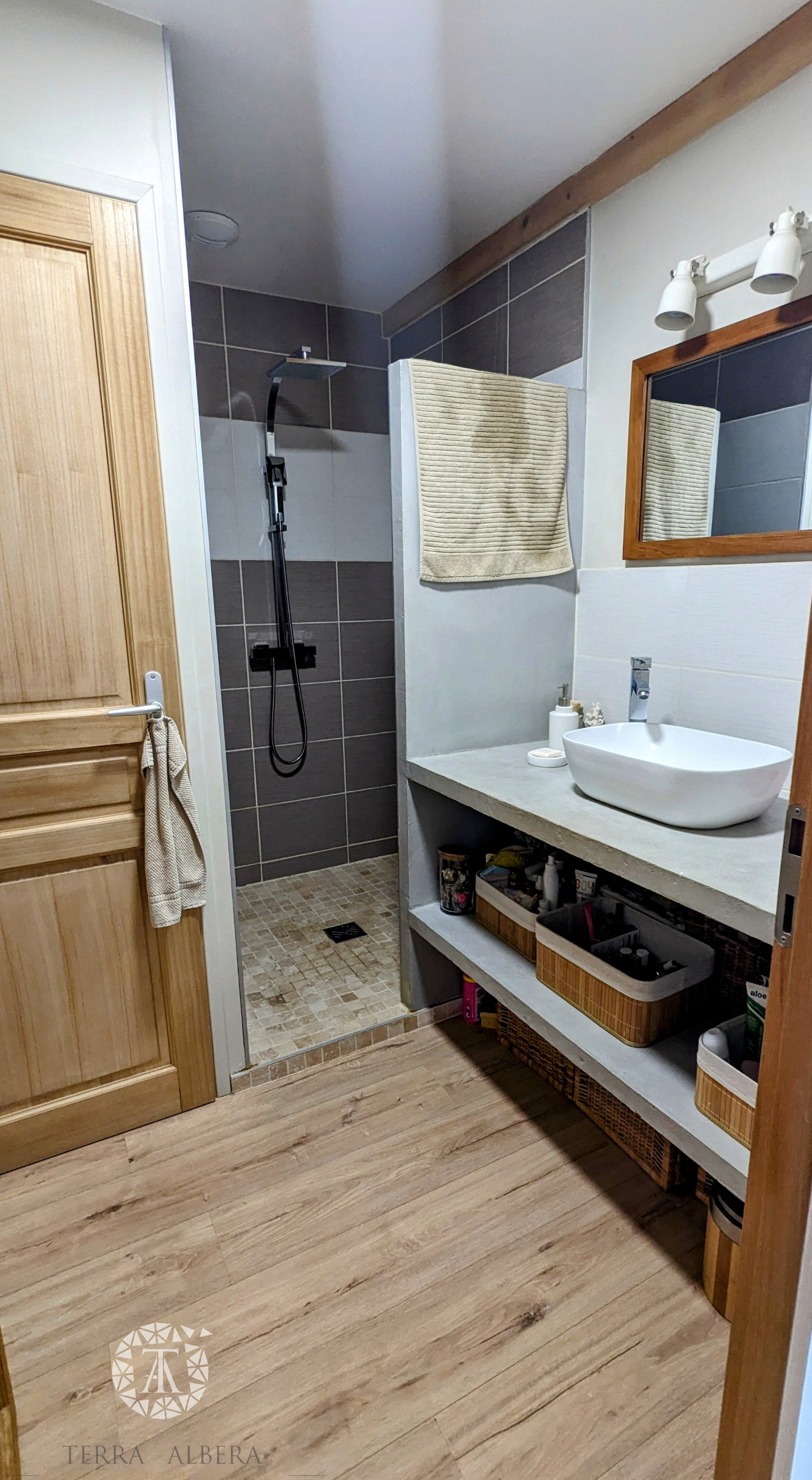 Vente BELLE MAISON DE VILLE EN PIERRE AU CENTRE DU VILLAGE DE SAINTANDRÉ